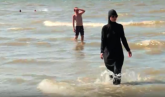 La Boldrini si mette il burkini