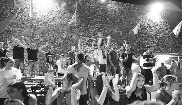 Giostra del Saracino o discoteca in città?