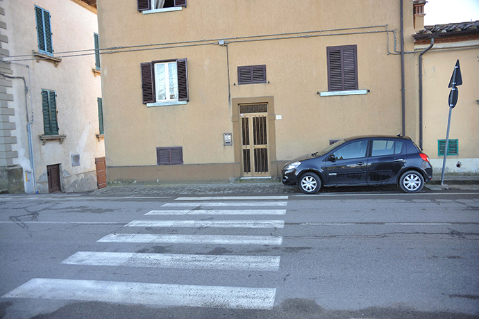 Attraversamenti pedonali in via Redi ad Arezzo: istruzioni per l’uso