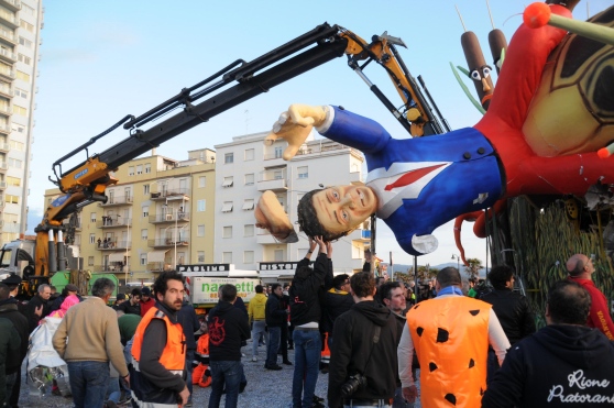 Povero Renzi, è caduto anche a Follonica!
