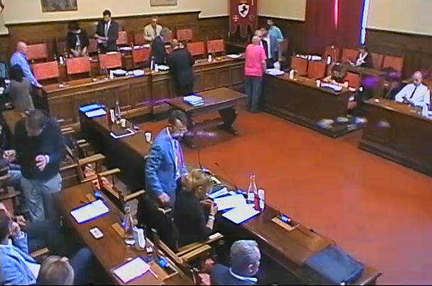 Di 33 in 22 in consiglio comunale… bonaaaa Ugooo … continua l’andazzo