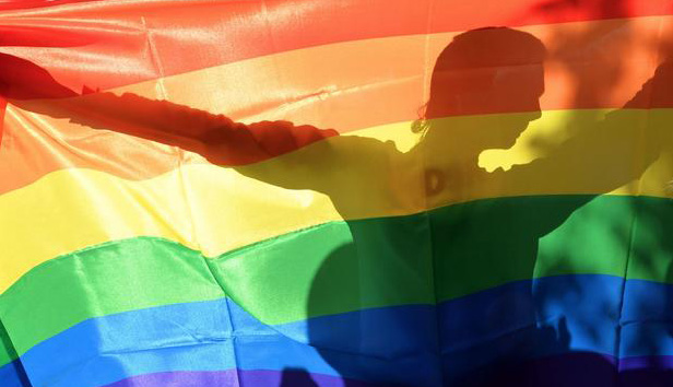 Non è il Gay che si spoglia. Il maschiaccio è un altro