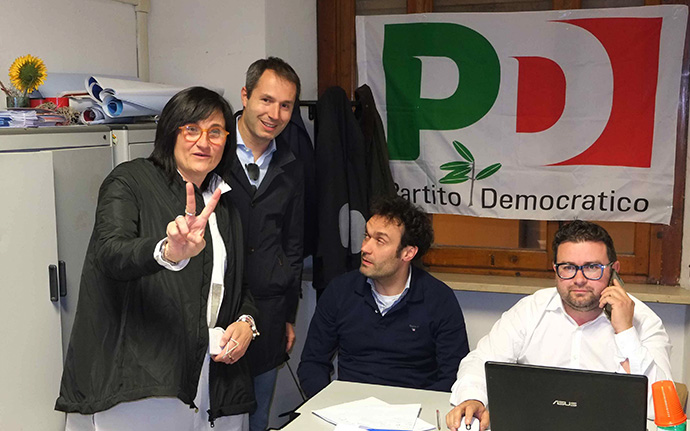 La festa in casa dei renziani aretini che hanno perso tutto