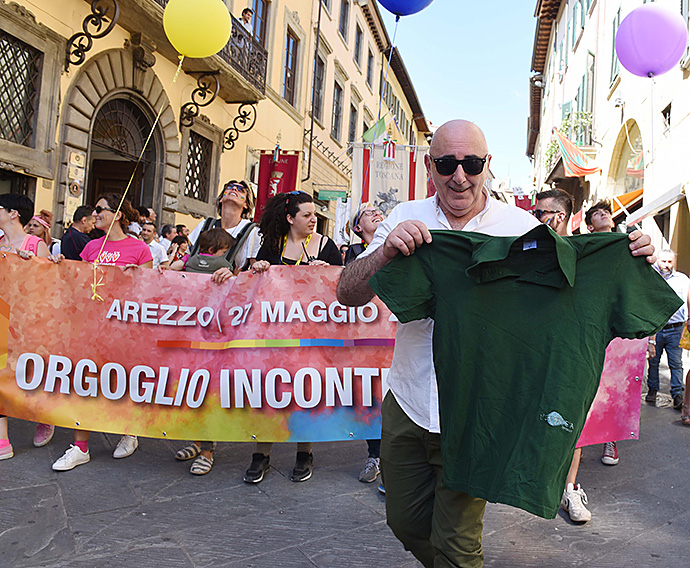 Sensazionale Gaypride: indovinate chi ha conquistato la hit della parata? In cima al corteo c’era L’Ortica!!!!!!