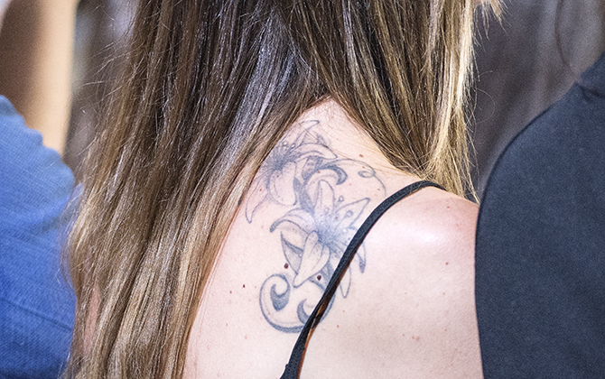 A noi “Chi” ci fa un baffo! Scopri il tatuaggio e troverai… la donna del sindaco