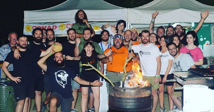 Il rock del Mengo fa tremare ad Arezzo la giunta di destra