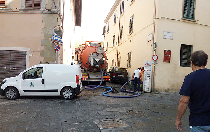 San Domenico nella cacca – un immigrato ha risolto il problema in men che non si dica