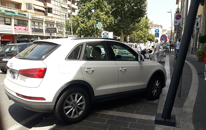 A Saione profughi e immigrati parcheggiano le auto sopra i marciapiedi: come a casa sua