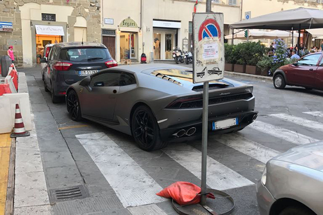 Ciho la Lamborghini e parcheggio ‘n do’ me pare…