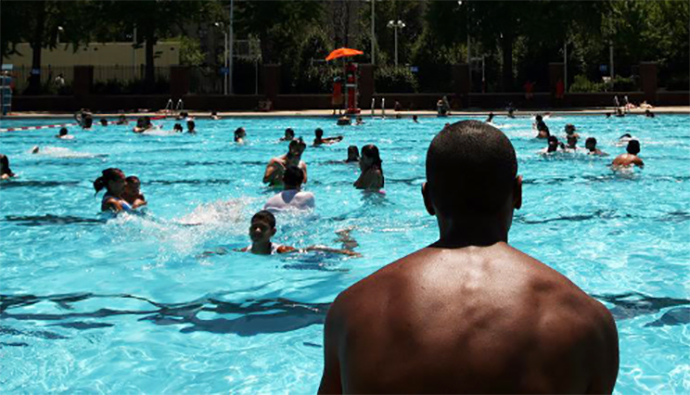 Un parroco  africano ha portato in piscina cinque ragazzi italiani
