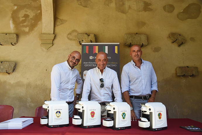 Saracino con la tazzina di caffè
