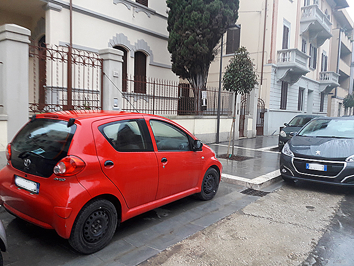 Aretini incivili – la signora che parcheggia nel posto per i disabili