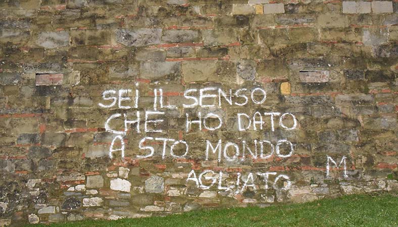 scritta sui muri della fortezza