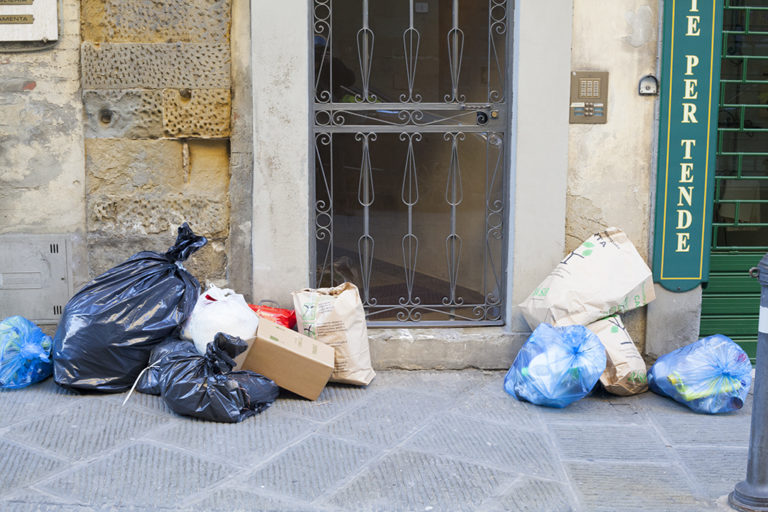 Si potrebbe fare un po’ meno schifo per le nostre strade?
