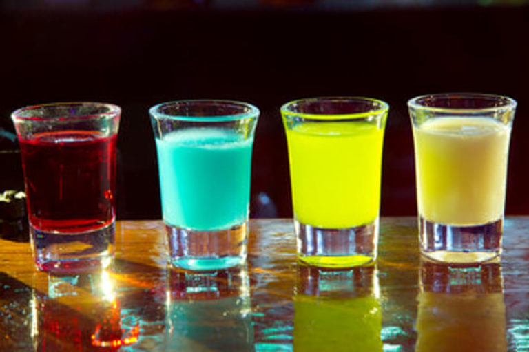 Alcol ai minori? Mazzate ai maggiori!