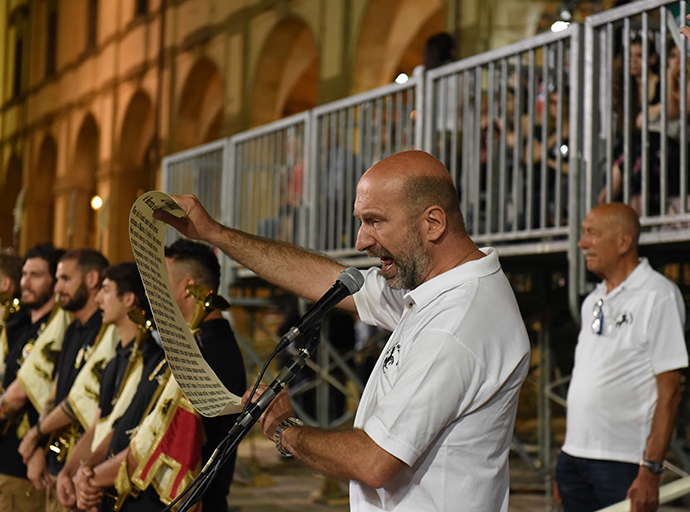 L’araldo cameriere (video)