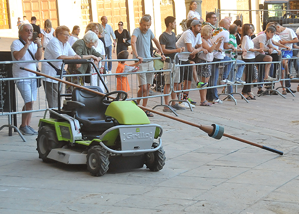 A Porta del Foro cercano un cavaliere più alto