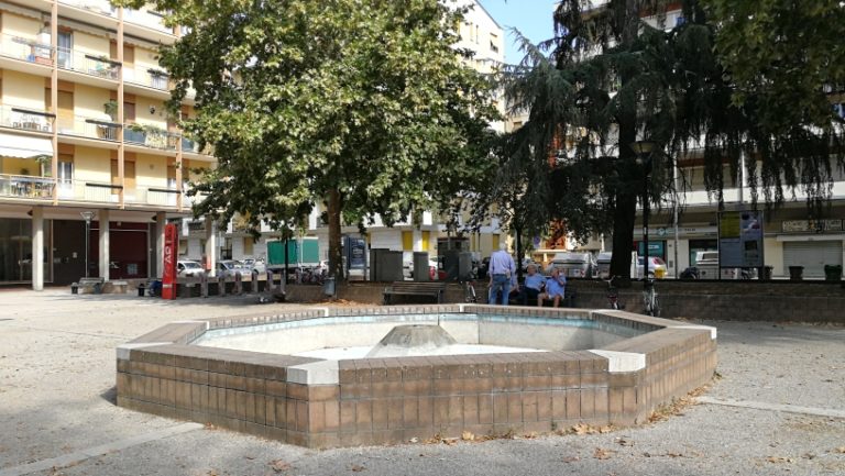 Piazza Giotto va pavimentata di nuovo e la fontana va tolta