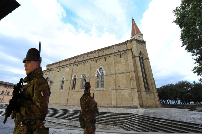 Cari aretini rassegnatevi, i militari li avremo al Duomo, non a Saione…