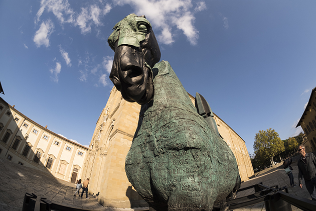 Arezzo - cavallo di Aceves sul sagrato del Duomo