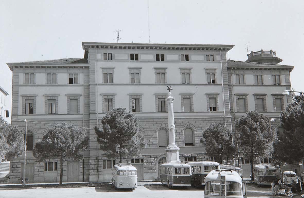 Arezzo Piazza del Popolo Obelisco Mazzini