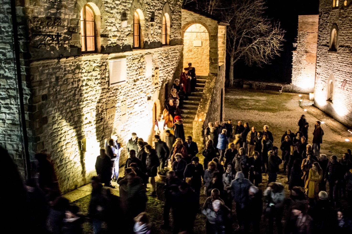 Il Castello di Caprese, casa natale di Michelangelo Buonarroti, durante un evento serale