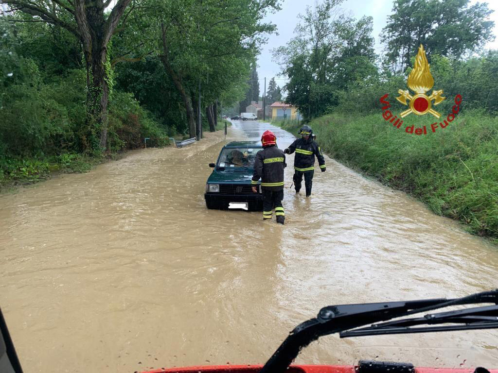 I vigili del fuoco soccorrono automobilista intrappolato