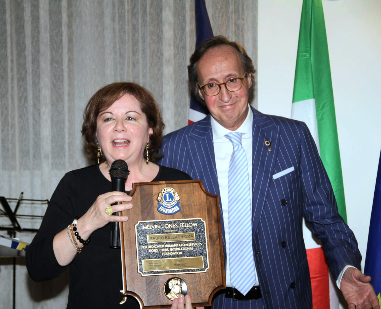 Mauro Bellachioma mentre riceve il Melvin Jones dal governatore del Distretto 108L Leda Puppa