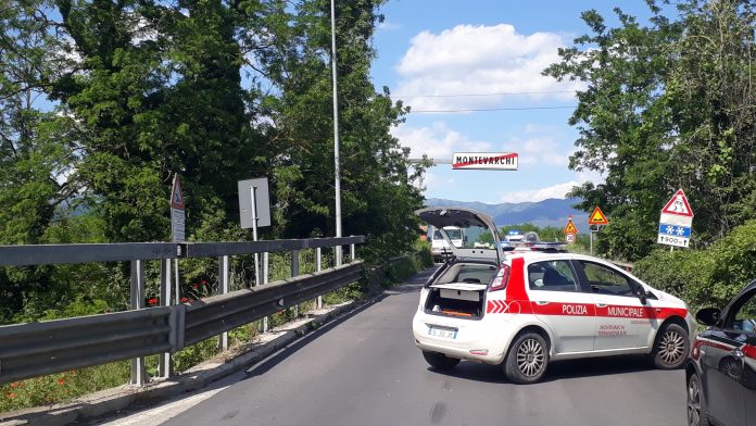Scontro fatale per un giovane motociclista, impatto violento contro furgone