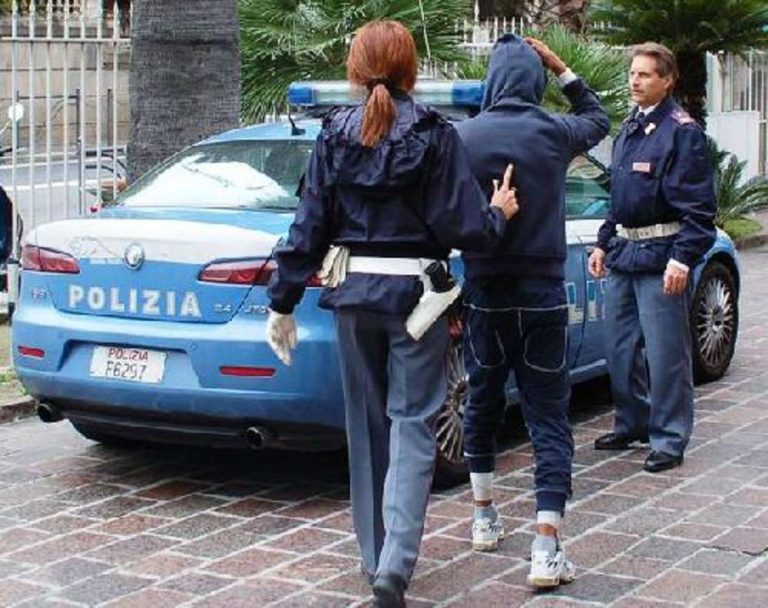 Rapina 14 minorenni all’uscita della scuola, ventenne arrestato dalla polizia