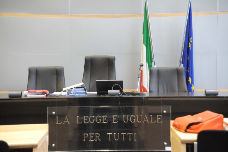 Ottantenne uccise la moglie malata di Alzheimer: ora è libero, attende il processo