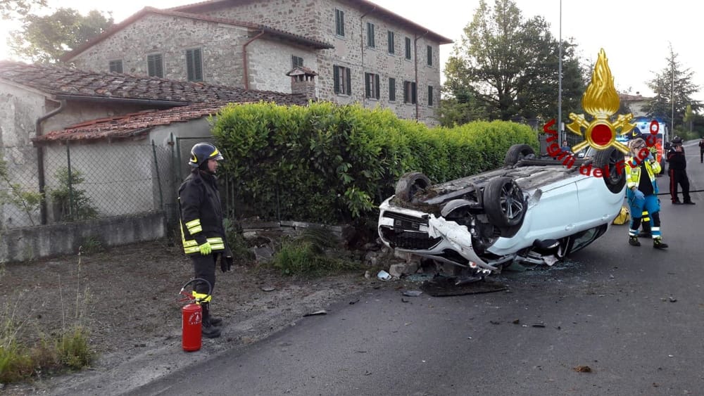 Poppi: auto ribaltata sulla rotonda di Campaldino