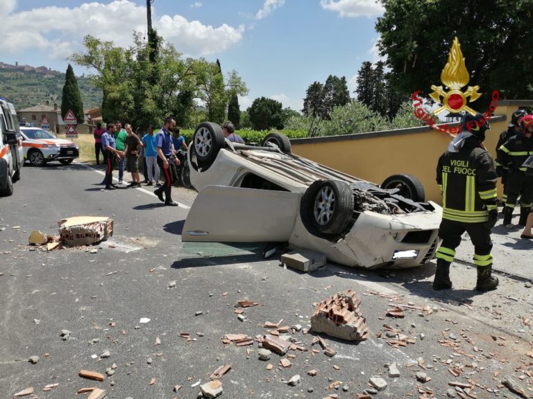 Auto sbatte contro un muro e si ribalta, feriti due giovani