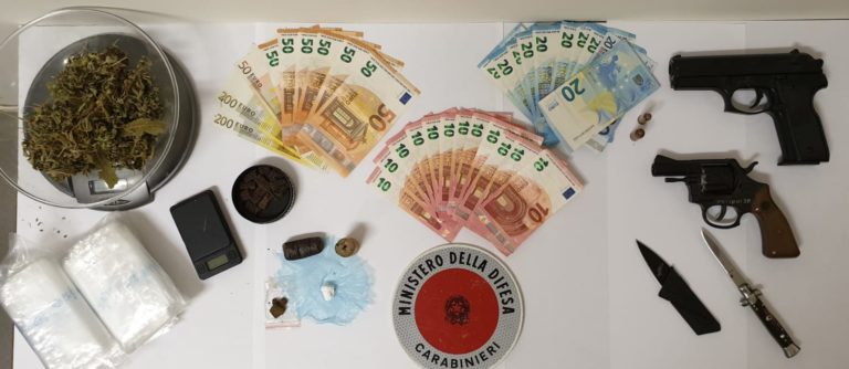 Droga e pistole in casa: arrestato