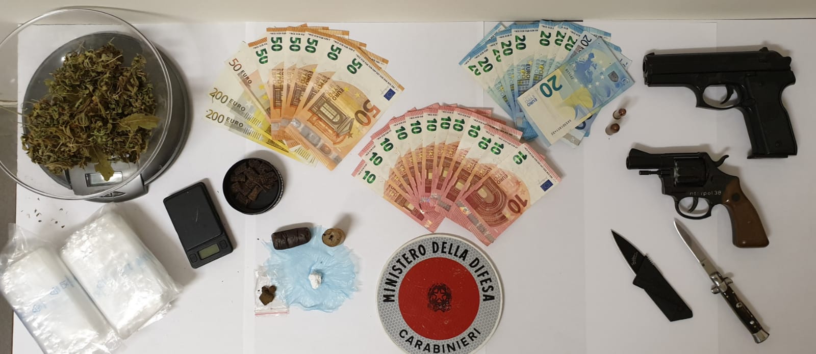 Droga e pistole in casa arrestato