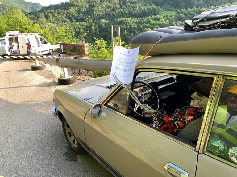 La provocazione:  uno scheletro all’interno di una vecchia Fiat 124