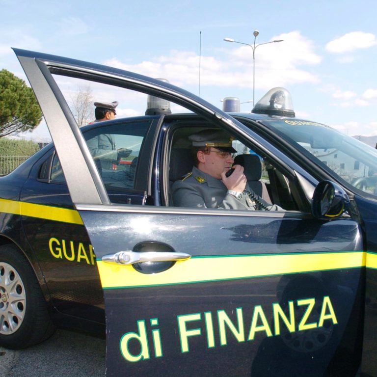 Guardia di Finanza: permessi di soggiorno e prestazioni irregolari, in 100 finiscono nei guai