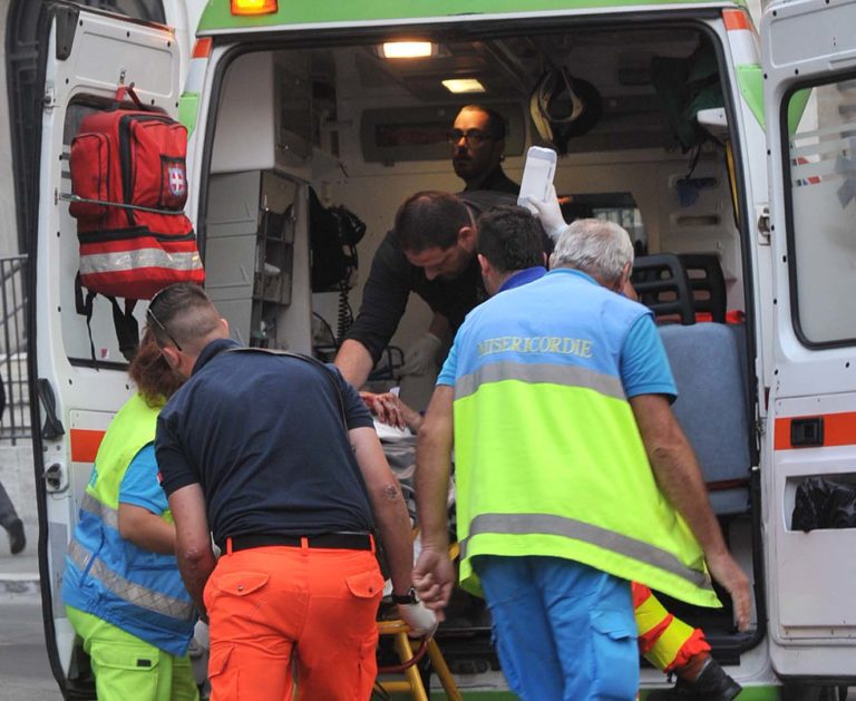 Tre operai finiscono al Pronto Soccorso per sospetta intossicazione da cianuro