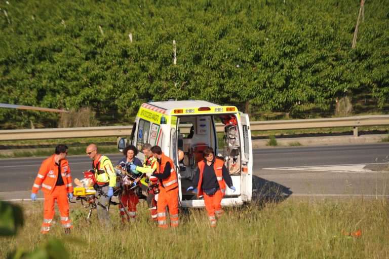 Motociclista sbatte contro trattore,  ferito in modo grave