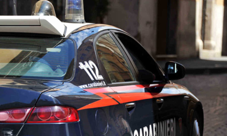 Aggrediscono i carabinieri intervenuti per calmare una lite