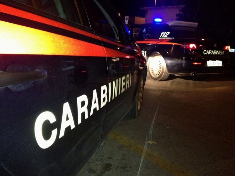 Ispezioni dei carabinieri nei locali notturni, in tre nei guai,
