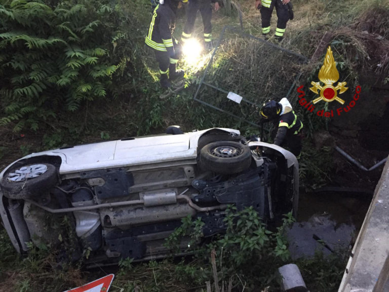 Incidenti stradali sulla Sr71: un’auto finisce fuoristrada, un’altra si ribalta
