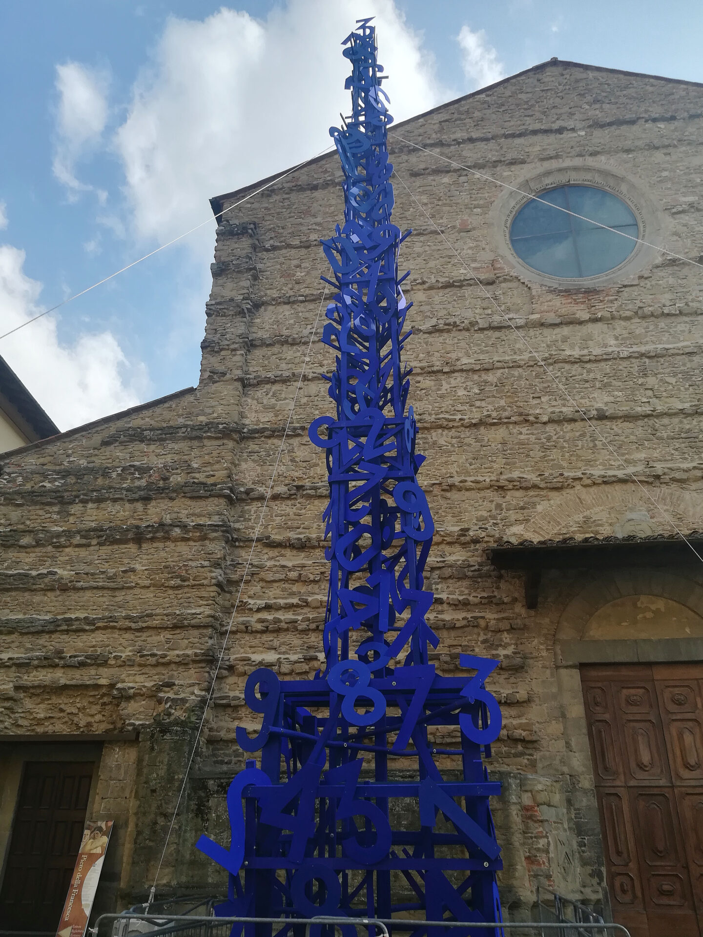 Al posto della ruota, ecco la torre panoramica estiva, che dà i numeri.