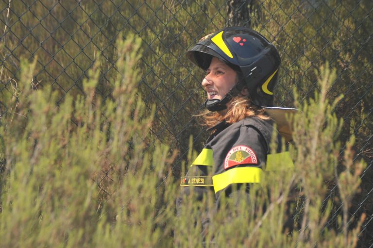 Incendio a Pietraia di Cortona: Vigili del Fuoco e mezzi aerei in azione per domare le fiamme