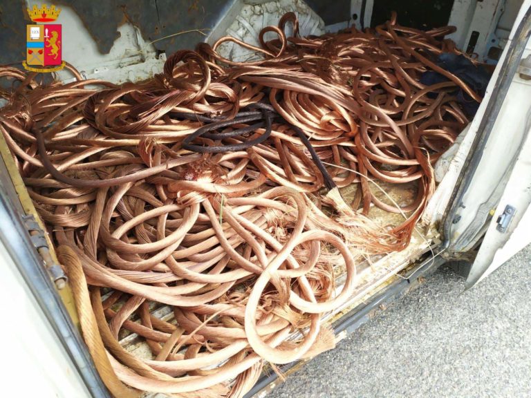 Sequestrati oltre 400 metri di rame a un ladro, preso con l’aiuto dell’elicottero.