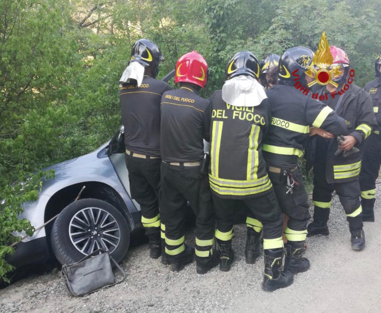 Incidenti stradali:  centauro contro guard rail,  auto sull’orlo di un dirupo, salvati due olandesi, quindicenne investita sulle strisce