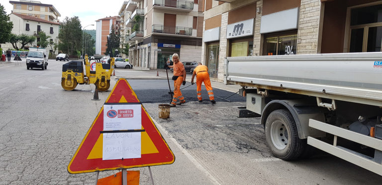 Arezzo investe sull’asfalto: lavori in città e nelle frazioni per sicurezza e qualità stradale