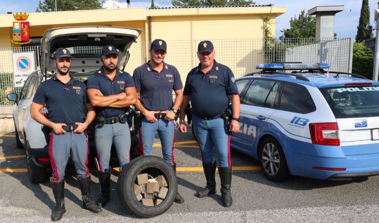 In viaggio in A1 con dieci chili di droga nella ruota di scorta, arrestato dalla Polstrada