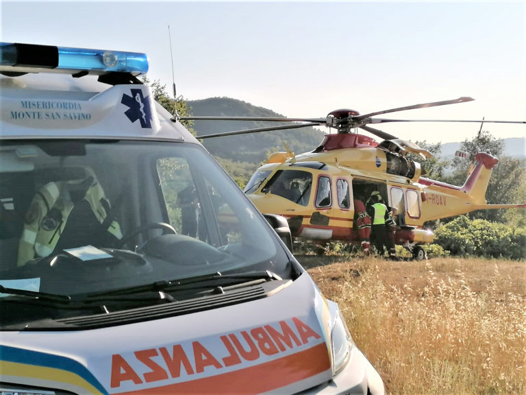Perde il controllo della bici e cade: 54enne in ospedale