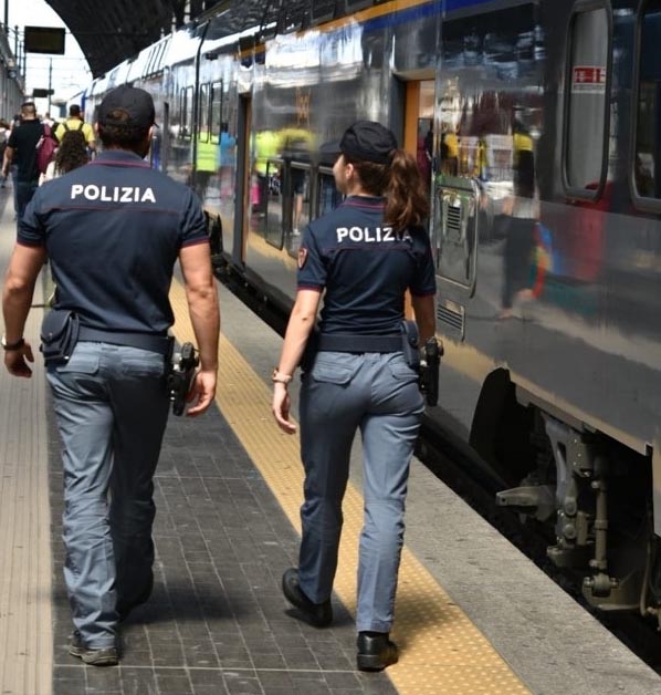 Ruba borsa in un bar, inseguito invano, ma lo arresta la polizia